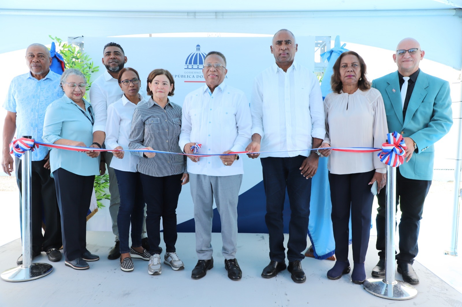 PERAVIA (R. Dominicana).- Con el objetivo de fomentar el deporte y la sana convivencia en la comunidad, la Empresa de Generación Hidroeléctrica Dominicana (EGEHID) dejó inaugurada una cancha de baloncesto y voleibol en el distrito municipal de Paya, municipio de Baní, en Peravia.