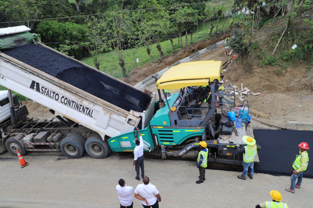 LA VEGA (R. Dominicana).- La Empresa de Generación Hidroeléctrica Dominicana (EGEHID) trabaja de forma acelerada en la reconstrucción de la carretera que une el distrito municipal de Tavera con el municipio de Jarabacoa, a través de las comunidades Alto del Aguacate y Alto del Añil, provincia de La Vega.