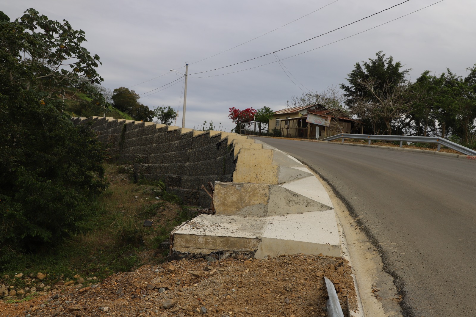 LA VEGA (R. Dominicana).- La Empresa de Generación Hidroeléctrica Dominicana (EGEHID) trabaja de forma acelerada en la reconstrucción de la carretera que une el distrito municipal de Tavera con el municipio de Jarabacoa, a través de las comunidades Alto del Aguacate y Alto del Añil, provincia de La Vega.