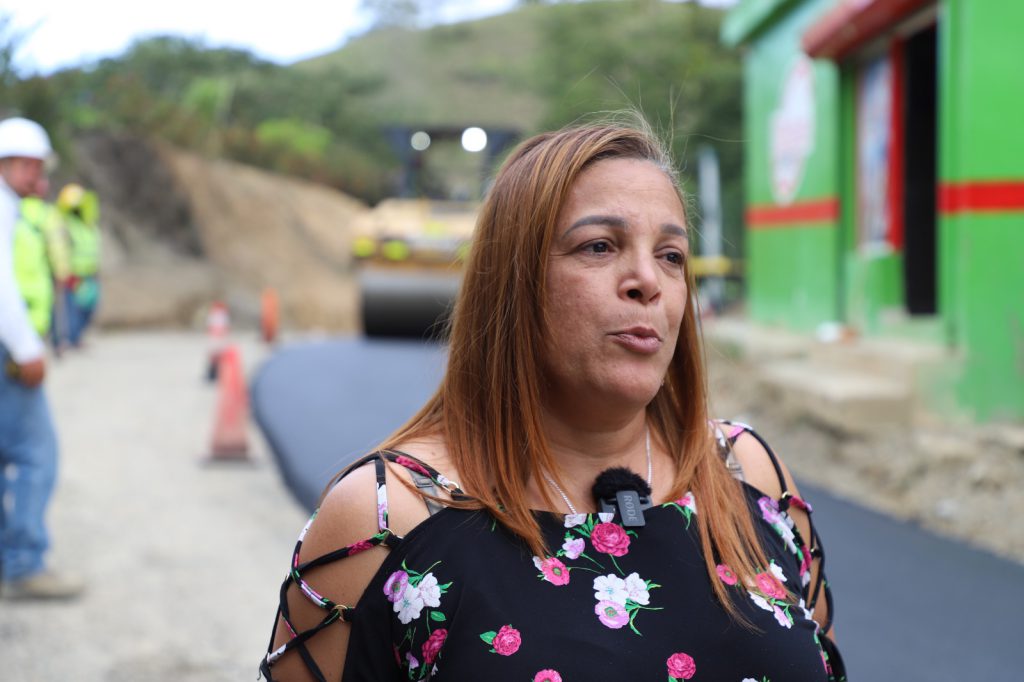 LA VEGA (R. Dominicana).- La Empresa de Generación Hidroeléctrica Dominicana (EGEHID) trabaja de forma acelerada en la reconstrucción de la carretera que une el distrito municipal de Tavera con el municipio de Jarabacoa, a través de las comunidades Alto del Aguacate y Alto del Añil, provincia de La Vega.