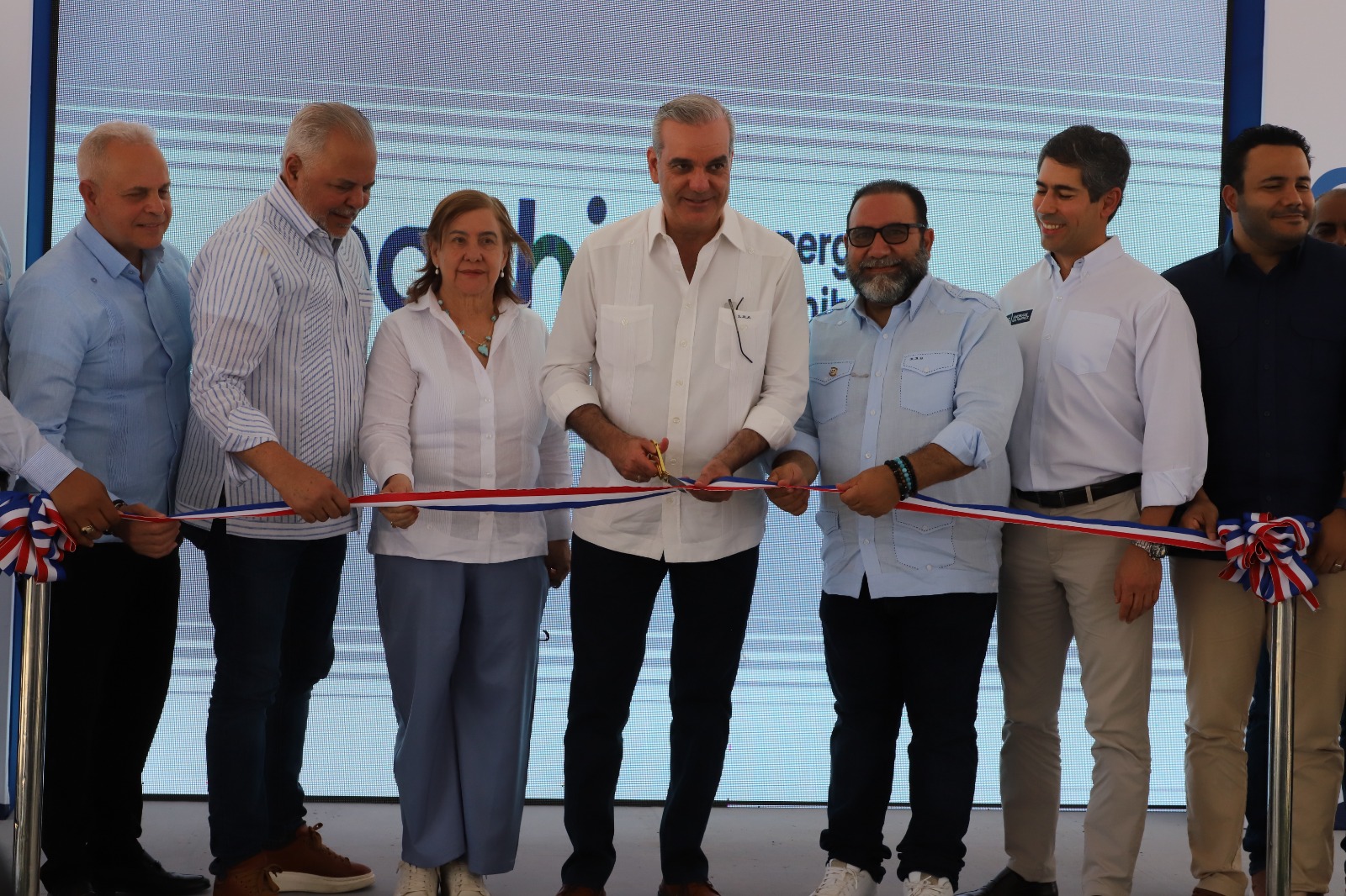 LA VEGA (R. Dominicana).- El presidente de la República, Luis Abinader, inauguró la carretera que enlaza el distrito municipal de Tavera con el municipio de Jarabacoa, en la provincia de La Vega, construida por la Empresa de Generación Hidroeléctrica Dominicana (EGEHID), mediante una inversión de RD$ 810,608,495.18.