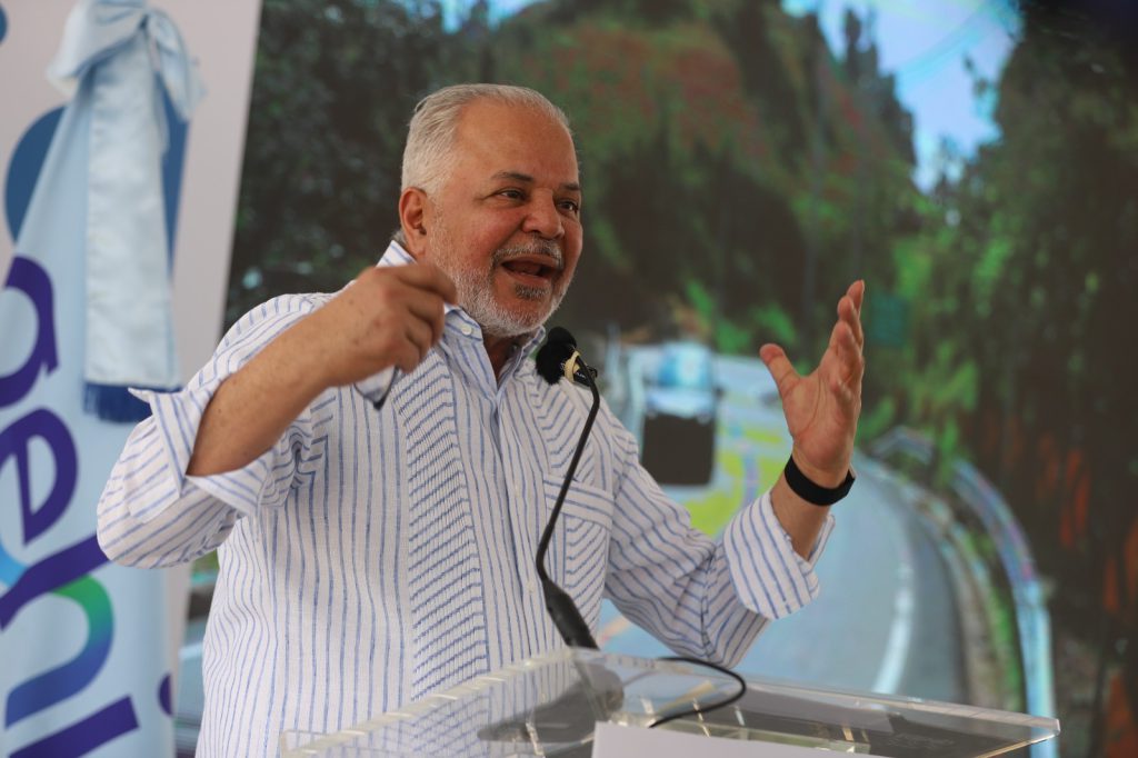 LA VEGA (R. Dominicana).- El presidente de la República, Luis Abinader, inauguró la carretera que enlaza el distrito municipal de Tavera con el municipio de Jarabacoa, en la provincia de La Vega, construida por la Empresa de Generación Hidroeléctrica Dominicana (EGEHID), mediante una inversión de RD$ 810,608,495.18.