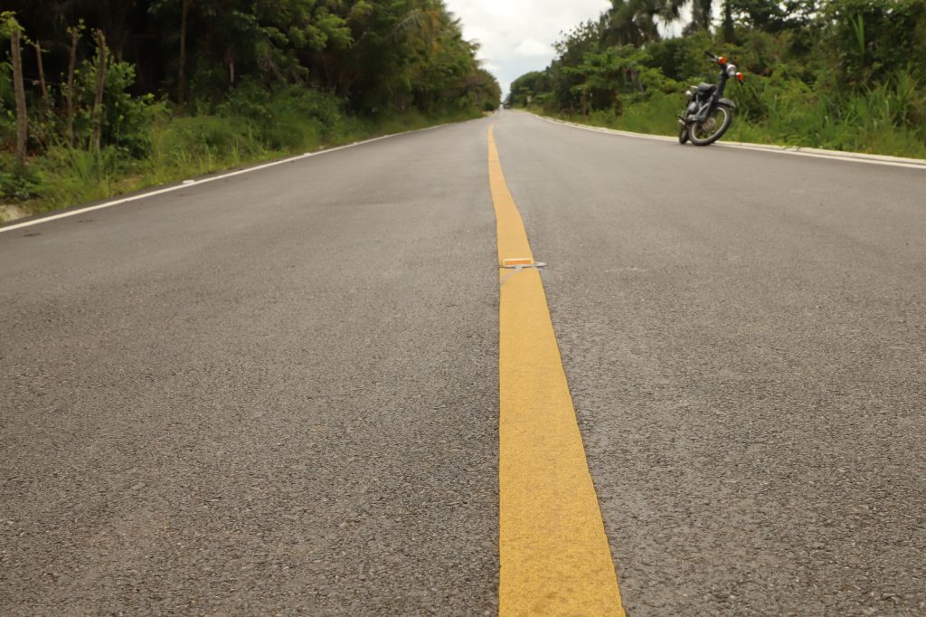 LA VEGA (R. Dominicana).- El presidente de la República, Luis Abinader, inauguró la carretera que enlaza el distrito municipal de Tavera con el municipio de Jarabacoa, en la provincia de La Vega, construida por la Empresa de Generación Hidroeléctrica Dominicana (EGEHID), mediante una inversión de RD$ 810,608,495.18.