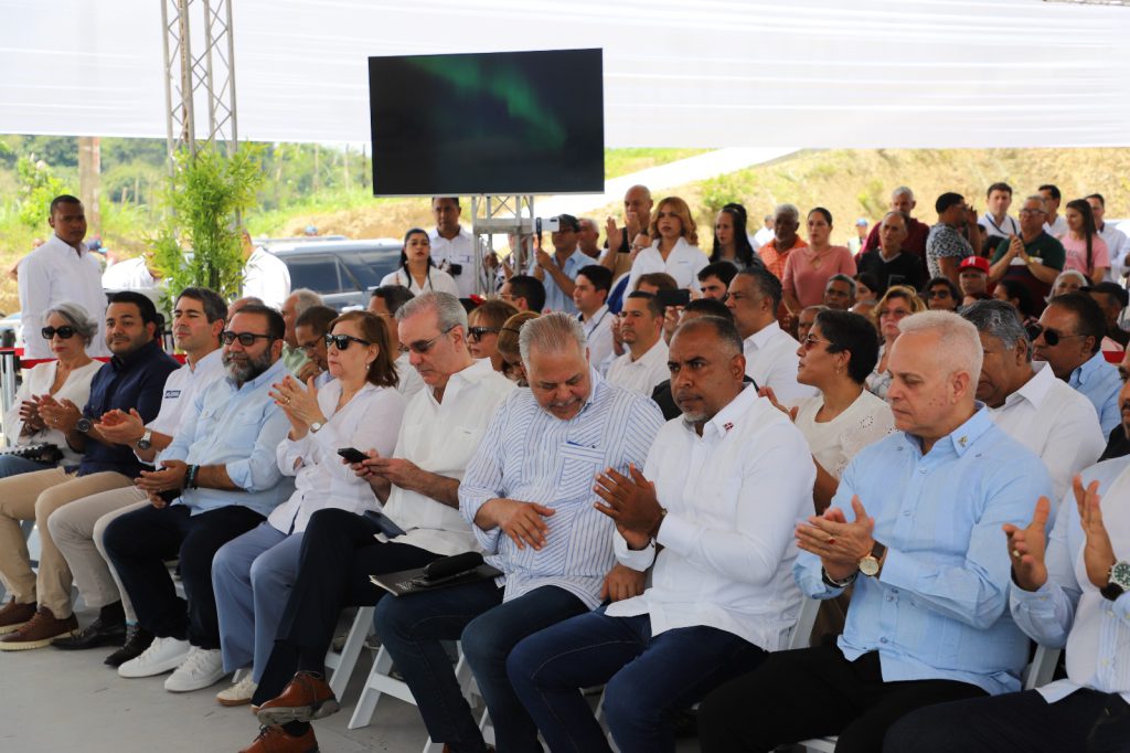 LA VEGA (R. Dominicana).- El presidente de la República, Luis Abinader, inauguró la carretera que enlaza el distrito municipal de Tavera con el municipio de Jarabacoa, en la provincia de La Vega, construida por la Empresa de Generación Hidroeléctrica Dominicana (EGEHID), mediante una inversión de RD$ 810,608,495.18.