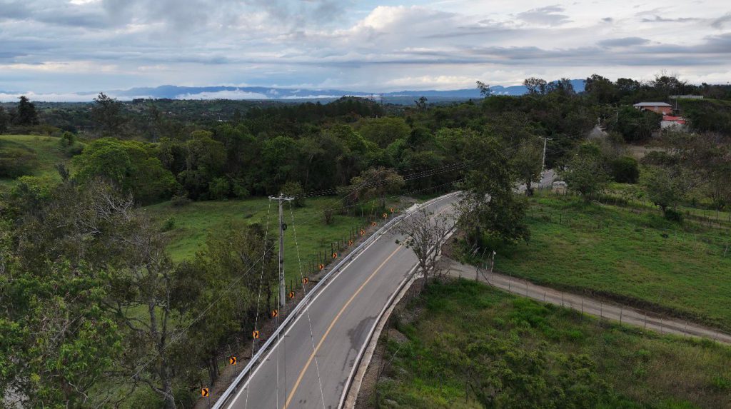 SANTIAGO (R. Dominicana).- El presidente de la República, Luis Abinader, inauguró la carretera Cruce de Pedregal- La Guázuma, en el municipio de San José de las Matas, reconstruida por la Empresa de Generación Hidroeléctrica Dominicana (EGEHID), con una inversión de RD$ 872,962,994.81.