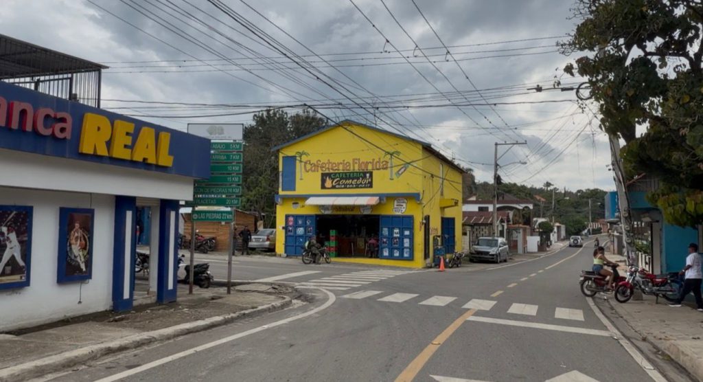 SANTIAGO (R. Dominicana).- El presidente de la República, Luis Abinader, inauguró la carretera Cruce de Pedregal- La Guázuma, en el municipio de San José de las Matas, reconstruida por la Empresa de Generación Hidroeléctrica Dominicana (EGEHID), con una inversión de RD$ 872,962,994.81.