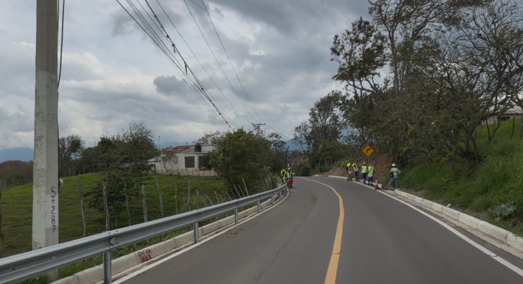 SANTIAGO (R. Dominicana).- El presidente de la República, Luis Abinader, inauguró la carretera Cruce de Pedregal- La Guázuma, en el municipio de San José de las Matas, reconstruida por la Empresa de Generación Hidroeléctrica Dominicana (EGEHID), con una inversión de RD$ 872,962,994.81.
