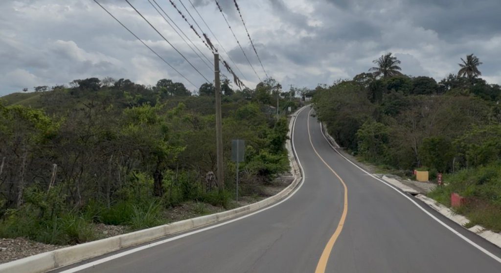 SANTIAGO (R. Dominicana).- El presidente de la República, Luis Abinader, inauguró la carretera Cruce de Pedregal- La Guázuma, en el municipio de San José de las Matas, reconstruida por la Empresa de Generación Hidroeléctrica Dominicana (EGEHID), con una inversión de RD$ 872,962,994.81.