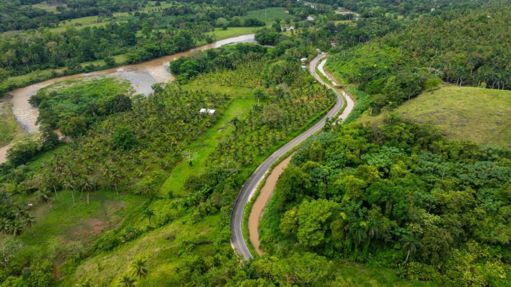 MARÍA TRINIDAD SÁNCHEZ (R. Dominicana).- El presidente de la República, Luis Abinader , inauguró la carretera Mata Bonita-Los Memisos, del distrito municipal de Las Gordas, en Nagua , provincia de María Trinidad Sánchez, construida por la Empresa de Generación Hidroeléctrica Dominicana (EGEHID) con una inversión de RD$ 281,873,683.38.