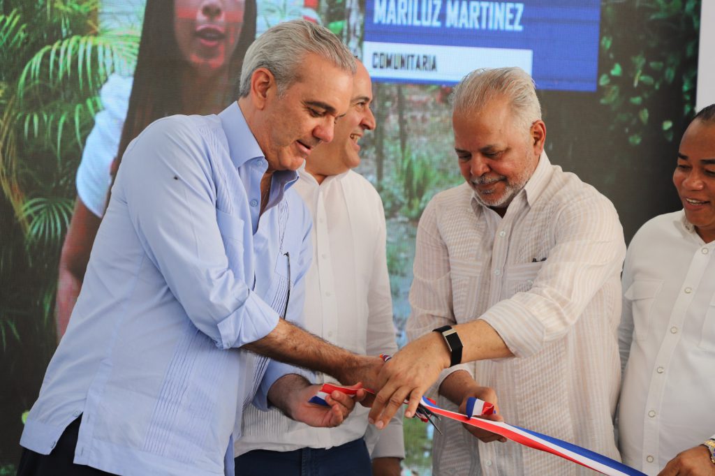 MARÍA TRINIDAD SÁNCHEZ (R. Dominicana).- El presidente de la República, Luis Abinader , inauguró la carretera Mata Bonita-Los Memisos, del distrito municipal de Las Gordas, en Nagua , provincia de María Trinidad Sánchez, construida por la Empresa de Generación Hidroeléctrica Dominicana (EGEHID) con una inversión de RD$ 281,873,683.38.