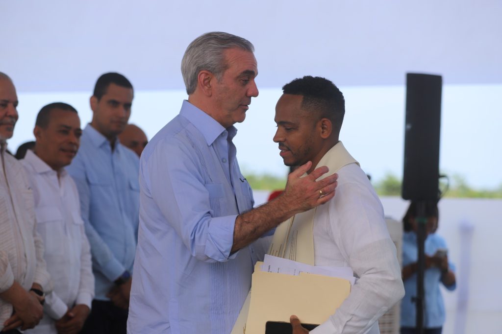 MARÍA TRINIDAD SÁNCHEZ (R. Dominicana).- El presidente de la República, Luis Abinader , inauguró la carretera Mata Bonita-Los Memisos, del distrito municipal de Las Gordas, en Nagua , provincia de María Trinidad Sánchez, construida por la Empresa de Generación Hidroeléctrica Dominicana (EGEHID) con una inversión de RD$ 281,873,683.38.