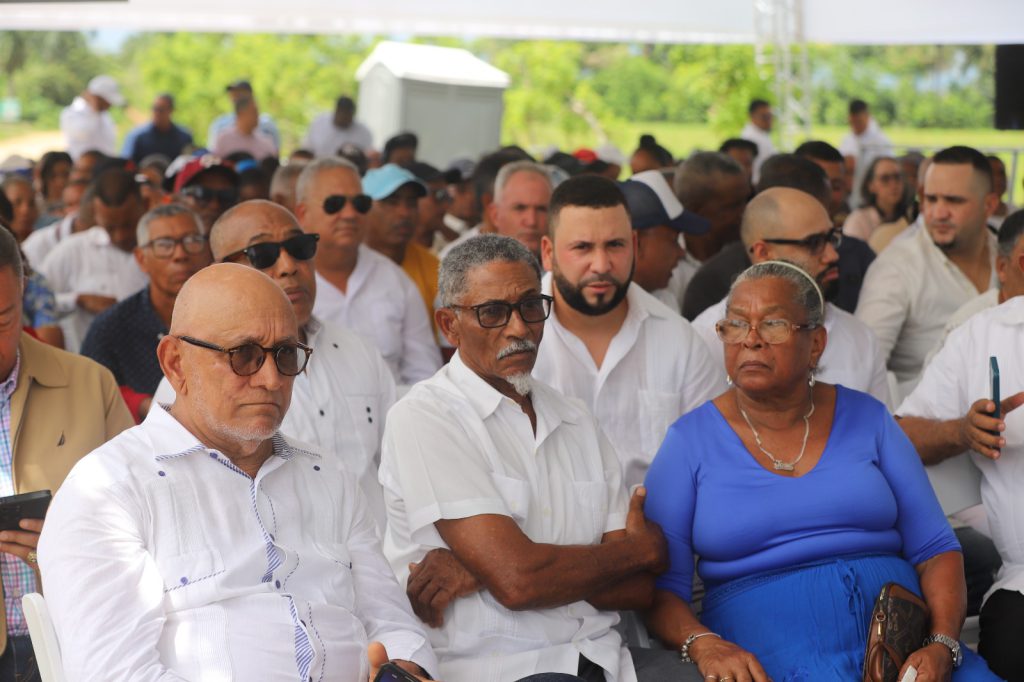 MARÍA TRINIDAD SÁNCHEZ (R. Dominicana).- El presidente de la República, Luis Abinader , inauguró la carretera Mata Bonita-Los Memisos, del distrito municipal de Las Gordas, en Nagua , provincia de María Trinidad Sánchez, construida por la Empresa de Generación Hidroeléctrica Dominicana (EGEHID) con una inversión de RD$ 281,873,683.38.