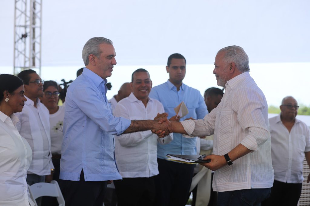 MARÍA TRINIDAD SÁNCHEZ (R. Dominicana).- El presidente de la República, Luis Abinader , inauguró la carretera Mata Bonita-Los Memisos, del distrito municipal de Las Gordas, en Nagua , provincia de María Trinidad Sánchez, construida por la Empresa de Generación Hidroeléctrica Dominicana (EGEHID) con una inversión de RD$ 281,873,683.38.