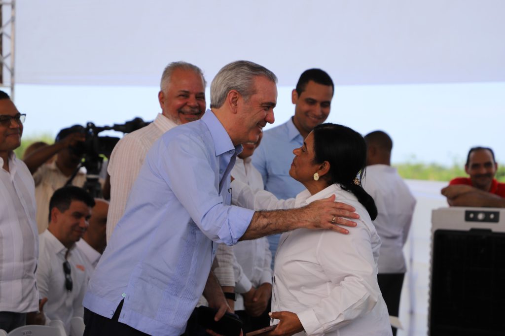 MARÍA TRINIDAD SÁNCHEZ (R. Dominicana).- El presidente de la República, Luis Abinader , inauguró la carretera Mata Bonita-Los Memisos, del distrito municipal de Las Gordas, en Nagua , provincia de María Trinidad Sánchez, construida por la Empresa de Generación Hidroeléctrica Dominicana (EGEHID) con una inversión de RD$ 281,873,683.38.