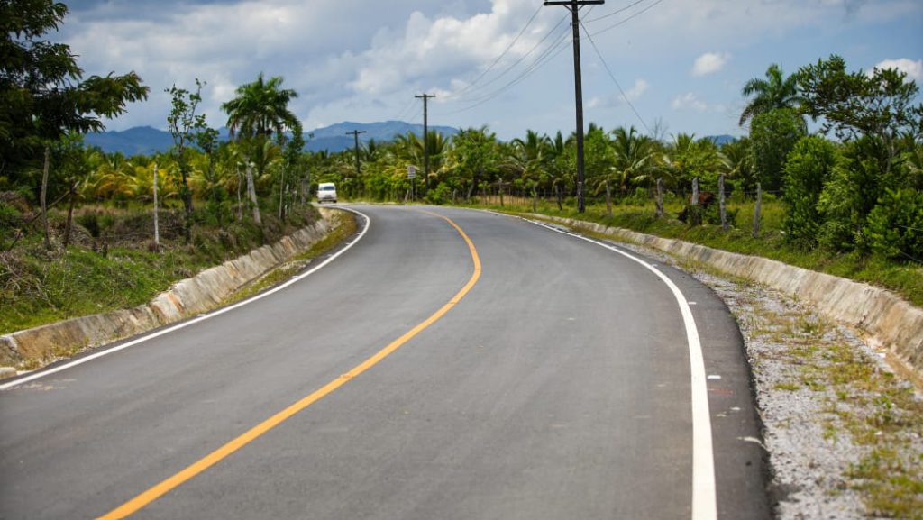 MARÍA TRINIDAD SÁNCHEZ (R. Dominicana).- El presidente de la República, Luis Abinader , inauguró la carretera Mata Bonita-Los Memisos, del distrito municipal de Las Gordas, en Nagua , provincia de María Trinidad Sánchez, construida por la Empresa de Generación Hidroeléctrica Dominicana (EGEHID) con una inversión de RD$ 281,873,683.38.