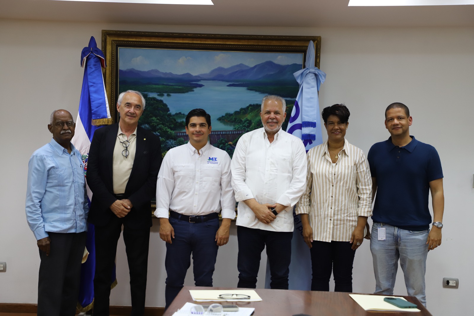 SANTO DOMINGO (R. Dominicana).- El administrador de la Empresa de Generación Hidroeléctrica Dominicana (EGEHID), ingeniero Rafael Salazar, sostuvo una reunión de coordinación con el vicepresidente ejecutivo de la Empresa Metropolitana de Transporte (EMT), Jhael Isa y el presidente de la Fundacion Metrópoli, Alfonso Vegara, con el propósito de explorar la posibilidad de firma de un acuerdo interinstitucional que establezca mecanismos de cooperación para avanzar de manera coordinada en el proyecto de construcción de un sistema de transporte masivo que conecte a San Cristóbal con el Distrito Nacional.