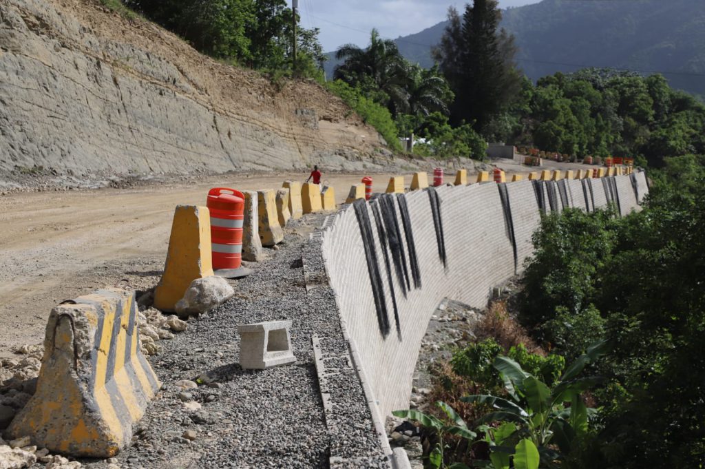 Así marcha la reconstrucción y ampliación de la carretera Cambita-Los Cacaos (San Cristóbal), a cargo de EGEHID. La obra, que conlleva una inversión de más de RD$ 4,000 millones de pesos, representa una infraestructura clave para el desarrollo del circuito ecoturístico San Cristóbal-Peravia-San José de Ocoa.