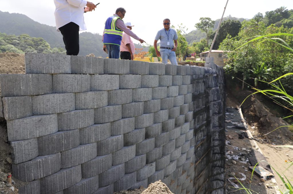 Así marcha la reconstrucción y ampliación de la carretera Cambita-Los Cacaos (San Cristóbal), a cargo de EGEHID. La obra, que conlleva una inversión de más de RD$ 4,000 millones de pesos, representa una infraestructura clave para el desarrollo del circuito ecoturístico San Cristóbal-Peravia-San José de Ocoa.