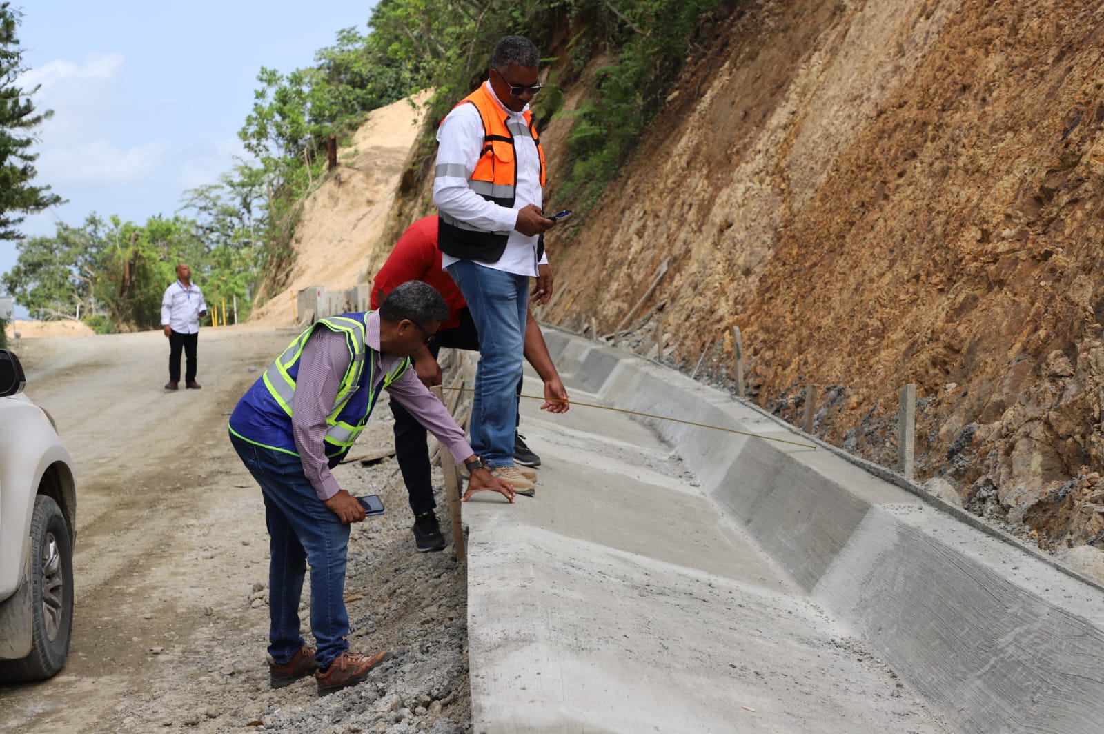 Así marcha la reconstrucción y ampliación de la carretera Cambita-Los Cacaos (San Cristóbal), a cargo de EGEHID. La obra, que conlleva una inversión de más de RD$ 4,000 millones de pesos, representa una infraestructura clave para el desarrollo del circuito ecoturístico San Cristóbal-Peravia-San José de Ocoa.