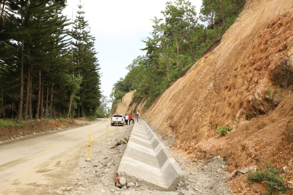 Así marcha la reconstrucción y ampliación de la carretera Cambita-Los Cacaos (San Cristóbal), a cargo de EGEHID. La obra, que conlleva una inversión de más de RD$ 4,000 millones de pesos, representa una infraestructura clave para el desarrollo del circuito ecoturístico San Cristóbal-Peravia-San José de Ocoa.