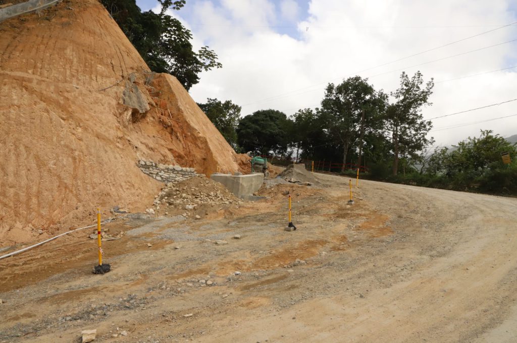 Así marcha la reconstrucción y ampliación de la carretera Cambita-Los Cacaos (San Cristóbal), a cargo de EGEHID. La obra, que conlleva una inversión de más de RD$ 4,000 millones de pesos, representa una infraestructura clave para el desarrollo del circuito ecoturístico San Cristóbal-Peravia-San José de Ocoa.
