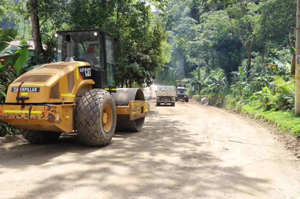 Así marcha la reconstrucción y ampliación de la carretera Cambita-Los Cacaos (San Cristóbal), a cargo de EGEHID. La obra, que conlleva una inversión de más de RD$ 4,000 millones de pesos, representa una infraestructura clave para el desarrollo del circuito ecoturístico San Cristóbal-Peravia-San José de Ocoa.