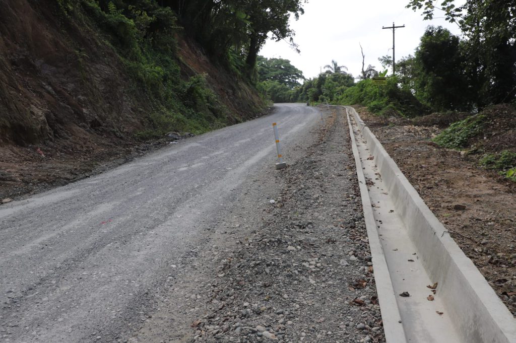 Valoran avances en la reconstrucción y ampliación de la carretera Cambita-Los Cacaos por parte de EGEHID