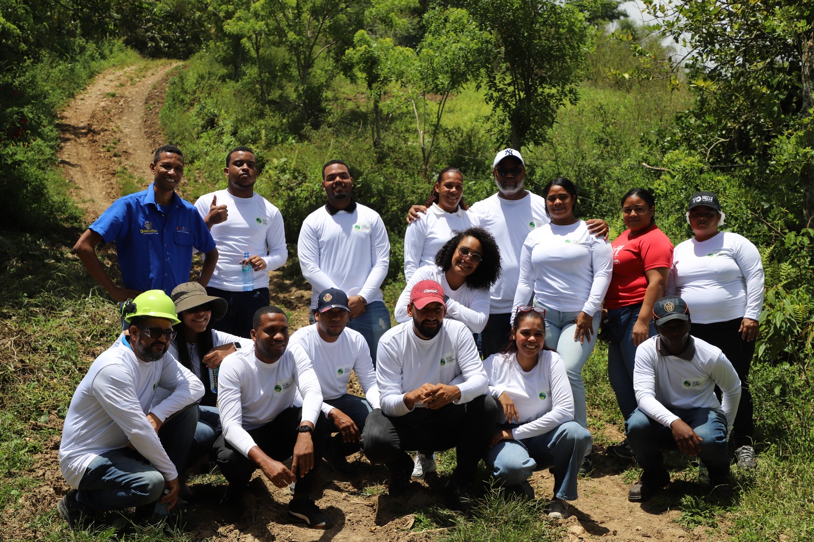 SAN CRISTÓBAL (R. Dominicana).- En conmemoración del Día Mundial del Medio Ambiente, la Empresa de Generación Hidroeléctrica Dominicana (EGEHID) y el Ministerio de Medio Ambiente y Recursos Naturales realizaron una jornada de reforestación en el sector de Francisco Mateo, municipio de Los Cacaos, en San Cristóbal. Con esta siembra de árboles se busca fortalecer la cobertura boscosa de la cuenca alta del río Nizao y sus afluentes, y contribuir con la preservación de las fuentes de agua que suplen a importantes comunidades, además del uso en la agricultura y la generación de energía eléctrica.
