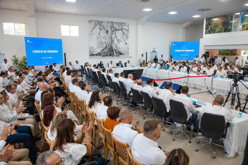 Participación del administrador de EGEHID, Rafael Salazar, en el Consejo de Gobierno celebrado en Santiago, en cuyo escenario presentó el conjunto de obras realizadas por la empresa estatal en la provincia, orientadas a impulsar el desarrollo de las comunidades de la Sierra, la zona de influencia del Complejo Hidroeléctrico Tavera-Bao, en la cuenca hidrográfica del río Yaque del Norte.