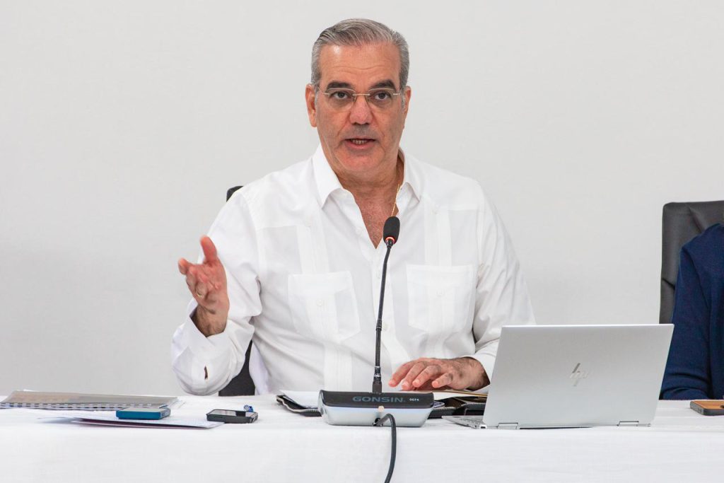 Participación del administrador de EGEHID, Rafael Salazar, en el Consejo de Gobierno celebrado en Santiago, en cuyo escenario presentó el conjunto de obras realizadas por la empresa estatal en la provincia, orientadas a impulsar el desarrollo de las comunidades de la Sierra, la zona de influencia del Complejo Hidroeléctrico Tavera-Bao, en la cuenca hidrográfica del río Yaque del Norte.