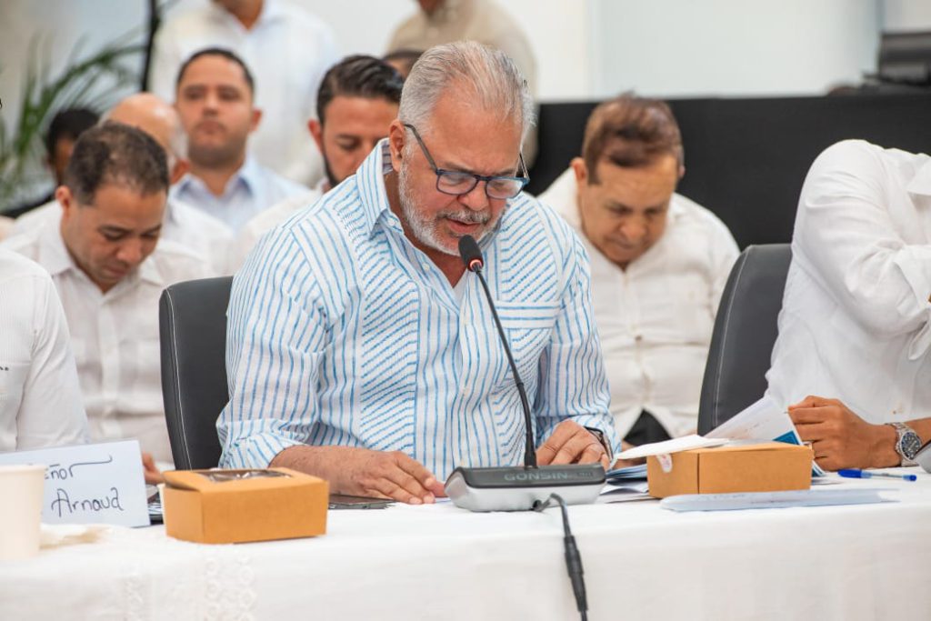 Participación del administrador de EGEHID, Rafael Salazar, en el Consejo de Gobierno celebrado en Santiago, en cuyo escenario presentó el conjunto de obras realizadas por la empresa estatal en la provincia, orientadas a impulsar el desarrollo de las comunidades de la Sierra, la zona de influencia del Complejo Hidroeléctrico Tavera-Bao, en la cuenca hidrográfica del río Yaque del Norte.