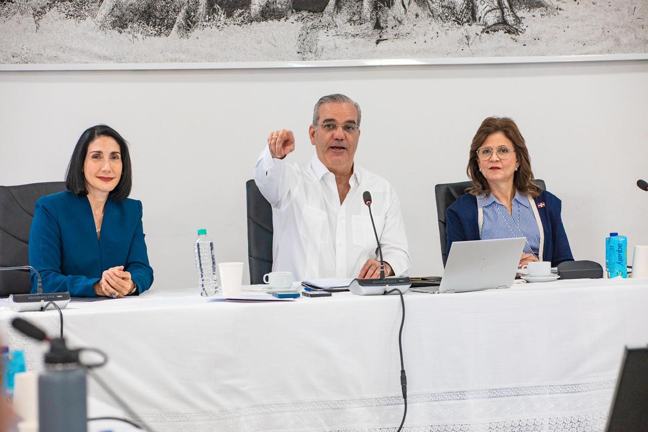 Participación del administrador de EGEHID, Rafael Salazar, en el Consejo de Gobierno celebrado en Santiago, en cuyo escenario presentó el conjunto de obras realizadas por la empresa estatal en la provincia, orientadas a impulsar el desarrollo de las comunidades de la Sierra, la zona de influencia del Complejo Hidroeléctrico Tavera-Bao, en la cuenca hidrográfica del río Yaque del Norte.