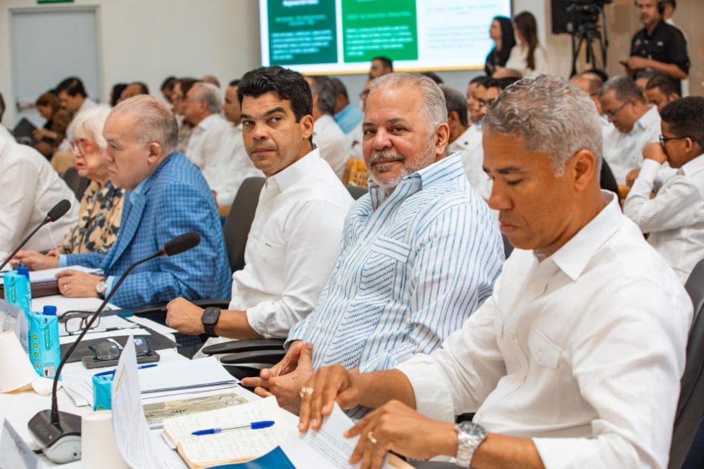 Participación del administrador de EGEHID, Rafael Salazar, en el Consejo de Gobierno celebrado en Santiago, en cuyo escenario presentó el conjunto de obras realizadas por la empresa estatal en la provincia, orientadas a impulsar el desarrollo de las comunidades de la Sierra, la zona de influencia del Complejo Hidroeléctrico Tavera-Bao, en la cuenca hidrográfica del río Yaque del Norte.