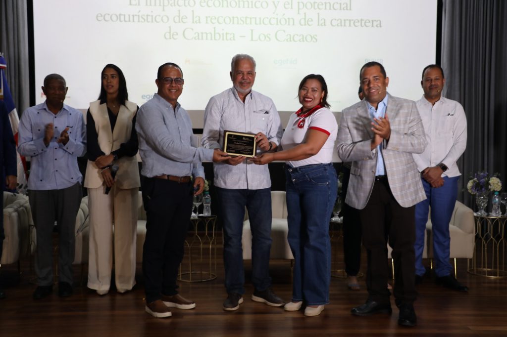 SAN CRISTÓBAL (R. Dominicana).- Los principales sectores económicos, empresariales y comunitarios de San Cristóbal resaltaron que la reconstrucción y ampliación de la carretera Cambita-Los Cacaos, a cargo de la Empresa de Generación Hidroeléctrica Dominicana (EGEHID), convertirá esa zona montañosa de San Cristóbal en un nuevo polo de desarrollo ecoturístico, coincidiendo en la necesidad de un plan estratégico que involucre a las comunidades y garantice la sostenibilidad y la protección del ecosistema.