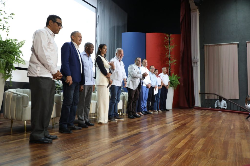 SAN CRISTÓBAL (R. Dominicana).- Los principales sectores económicos, empresariales y comunitarios de San Cristóbal resaltaron que la reconstrucción y ampliación de la carretera Cambita-Los Cacaos, a cargo de la Empresa de Generación Hidroeléctrica Dominicana (EGEHID), convertirá esa zona montañosa de San Cristóbal en un nuevo polo de desarrollo ecoturístico, coincidiendo en la necesidad de un plan estratégico que involucre a las comunidades y garantice la sostenibilidad y la protección del ecosistema.