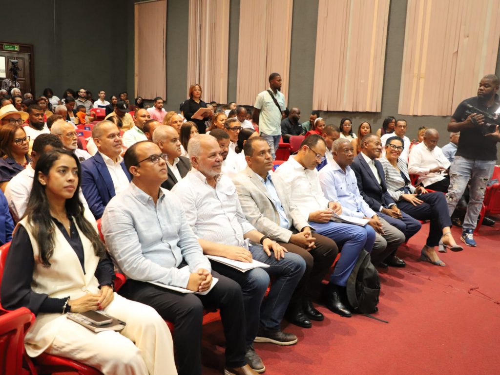 SAN CRISTÓBAL (R. Dominicana).- Los principales sectores económicos, empresariales y comunitarios de San Cristóbal resaltaron que la reconstrucción y ampliación de la carretera Cambita-Los Cacaos, a cargo de la Empresa de Generación Hidroeléctrica Dominicana (EGEHID), convertirá esa zona montañosa de San Cristóbal en un nuevo polo de desarrollo ecoturístico, coincidiendo en la necesidad de un plan estratégico que involucre a las comunidades y garantice la sostenibilidad y la protección del ecosistema.