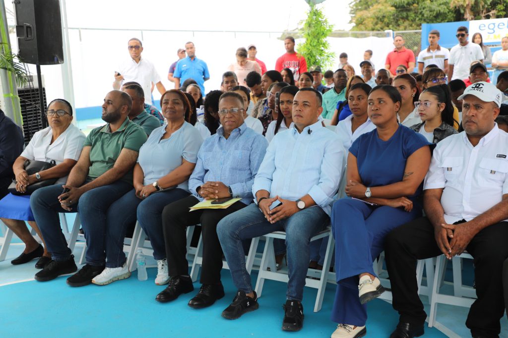 SAN JUAN (R. Dominicana).- Con la finalidad de promover el deporte y la recreación sana entre las comunidades, la Empresa de Generación Hidroeléctrica Dominicana (EGEHID) dejó inaugurada una cancha de baloncesto y voleibol en la comunidad de Los Montacitos, distrito municipal de Arroyo Cano, en San Juan.