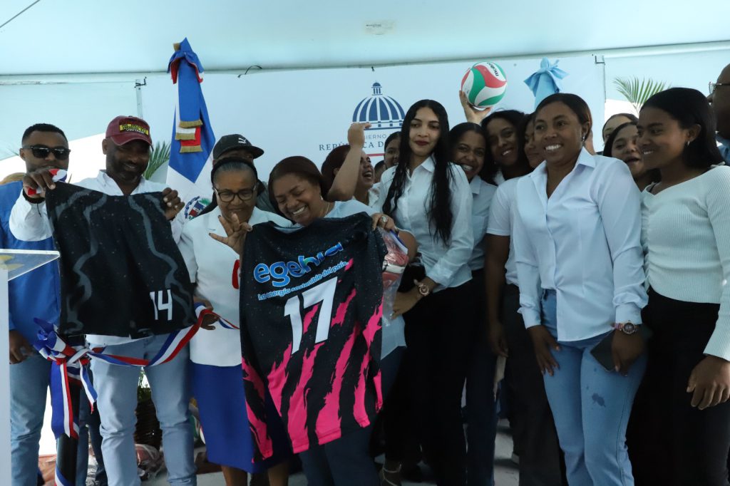 SAN JUAN (R. Dominicana).- Con la finalidad de promover el deporte y la recreación sana entre las comunidades, la Empresa de Generación Hidroeléctrica Dominicana (EGEHID) dejó inaugurada una cancha de baloncesto y voleibol en la comunidad de Los Montacitos, distrito municipal de Arroyo Cano, en San Juan.