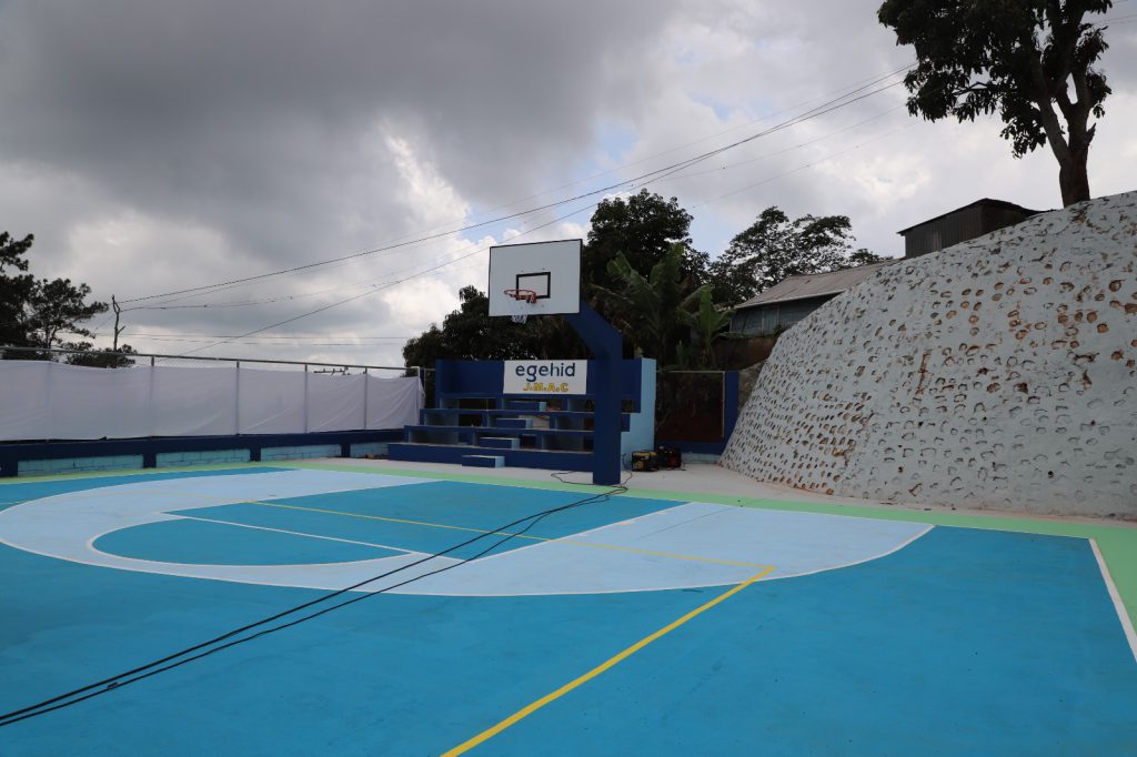 SAN JUAN (R. Dominicana).- Con la finalidad de promover el deporte y la recreación sana entre las comunidades, la Empresa de Generación Hidroeléctrica Dominicana (EGEHID) dejó inaugurada una cancha de baloncesto y voleibol en la comunidad de Los Montacitos, distrito municipal de Arroyo Cano, en San Juan.