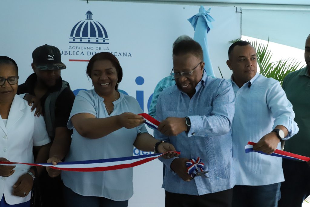SAN JUAN (R. Dominicana).- Con la finalidad de promover el deporte y la recreación sana entre las comunidades, la Empresa de Generación Hidroeléctrica Dominicana (EGEHID) dejó inaugurada una cancha de baloncesto y voleibol en la comunidad de Los Montacitos, distrito municipal de Arroyo Cano, en San Juan.