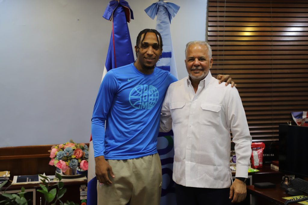 Santo Domingo.- El administrador general de la Empresa de Generación Hidroeléctrica Dominicana (EGEHID), ingeniero Rafael Salazar recibió la visita de cortesía del destacado baloncestista Jasser Pérez, miembro de la Selección Nacional de Baloncesto. 