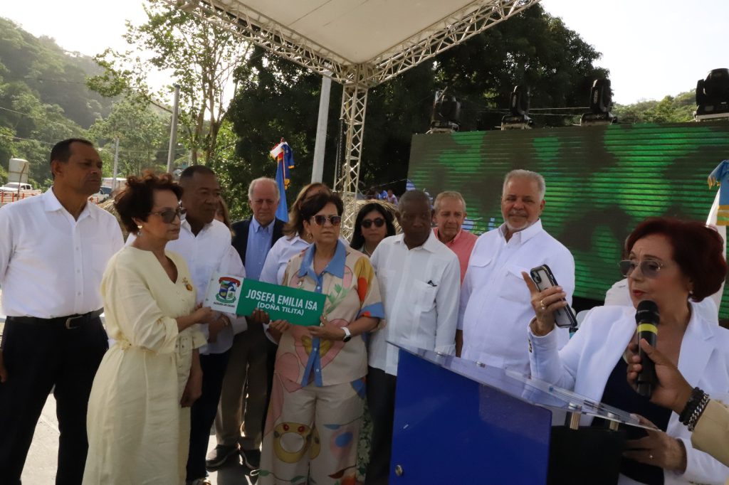 Participación del administrador general de EGEHID, Rafael Salazar, en el V Encuentro de Poblaciones de Montaña en Los Cacaos, evento que coincide con la celebración de los 100 años de la fundación de este municipio, enclavado en la cuenca del río Nizao, donde están ubicados los complejos hidroeléctricos Jigüey, Aguacate, Valdesia y contraembalse Las Barías.