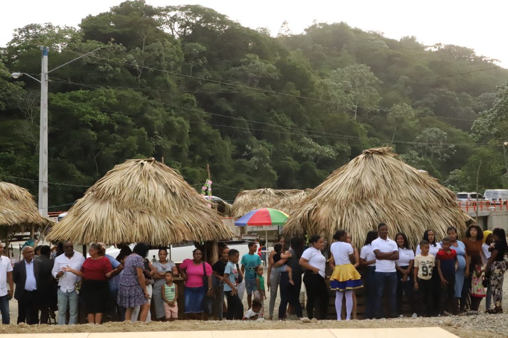 Participación del administrador general de EGEHID, Rafael Salazar, en el V Encuentro de Poblaciones de Montaña en Los Cacaos, evento que coincide con la celebración de los 100 años de la fundación de este municipio, enclavado en la cuenca del río Nizao, donde están ubicados los complejos hidroeléctricos Jigüey, Aguacate, Valdesia y contraembalse Las Barías.