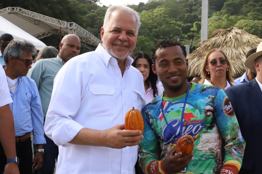 Participación del administrador general de EGEHID, Rafael Salazar, en el V Encuentro de Poblaciones de Montaña en Los Cacaos, evento que coincide con la celebración de los 100 años de la fundación de este municipio, enclavado en la cuenca del río Nizao, donde están ubicados los complejos hidroeléctricos Jigüey, Aguacate, Valdesia y contraembalse Las Barías.