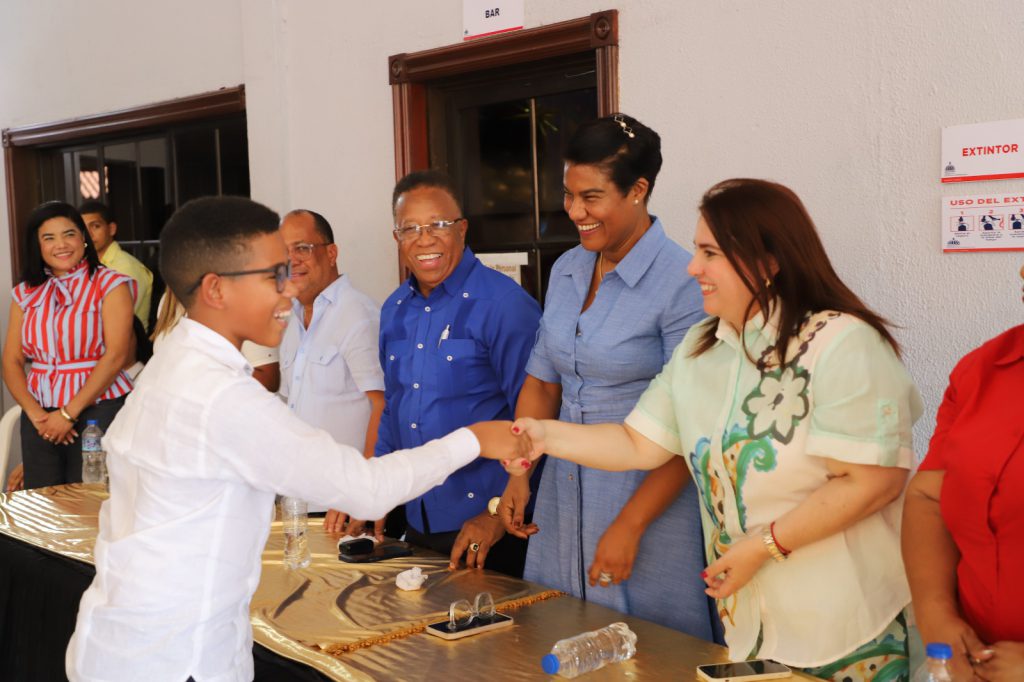 SANTO DOMINGO (R. Dominicana).- En un ambiente familiar y de celebración, la Empresa de Generación Hidroeléctrica Dominicana (EGEHID) reconoció a 246 hijos de colaboradores que obtuvieron mérito estudiantil y la excelencia académica en el año escolar 2025-2026.