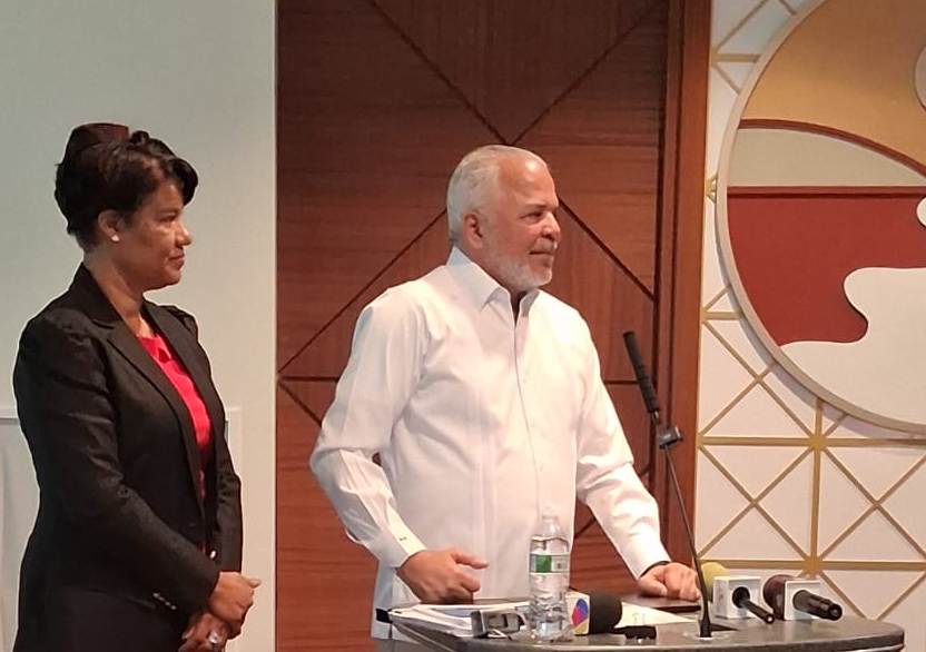 NUEVA YORK (EEUU).- La Empresa de Generación Hidroeléctrica Dominicana (EGEHID) invierte RD$ 11,151 millones en la provincia de San Cristóbal, donde ejecuta y tiene en proceso de contratación 46 obras de infraestructura.
La información fue dada a conocer por el administrador de la institución, ingeniero Rafael Salazar, en una conferencia ante líderes comunitarios, académicos, profesionales, empresarios y jóvenes que representan a la diáspora de San Cristóbal en Nueva York (EE.UU.).