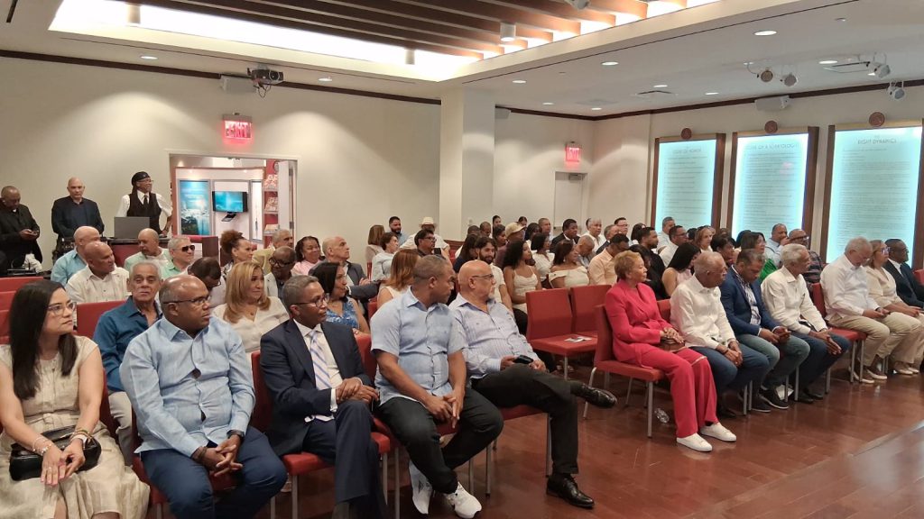 NUEVA YORK (EEUU).- La Empresa de Generación Hidroeléctrica Dominicana (EGEHID) invierte RD$ 11,151 millones en la provincia de San Cristóbal, donde ejecuta y tiene en proceso de contratación 46 obras de infraestructura.
La información fue dada a conocer por el administrador de la institución, ingeniero Rafael Salazar, en una conferencia ante líderes comunitarios, académicos, profesionales, empresarios y jóvenes que representan a la diáspora de San Cristóbal en Nueva York (EE.UU.).