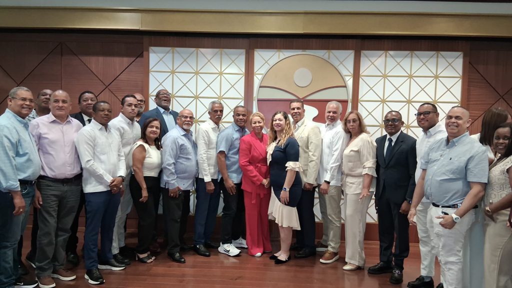 NUEVA YORK (EEUU).- La Empresa de Generación Hidroeléctrica Dominicana (EGEHID) invierte RD$ 11,151 millones en la provincia de San Cristóbal, donde ejecuta y tiene en proceso de contratación 46 obras de infraestructura.
La información fue dada a conocer por el administrador de la institución, ingeniero Rafael Salazar, en una conferencia ante líderes comunitarios, académicos, profesionales, empresarios y jóvenes que representan a la diáspora de San Cristóbal en Nueva York (EE.UU.).
