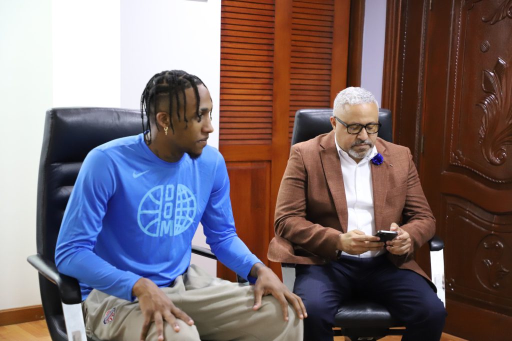 Santo Domingo.- El administrador general de la Empresa de Generación Hidroeléctrica Dominicana (EGEHID), ingeniero Rafael Salazar recibió la visita de cortesía del destacado baloncestista Jasser Pérez, miembro de la Selección Nacional de Baloncesto. 