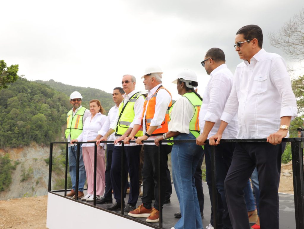La Vega. - El presidente Luis Abinader concluyó su agenda en La Vega con una visita de supervisión a los avances del Proyecto de Aprovechamiento Múltiple del Río Camú, Presa de Guaigüí, cuya construcción fue retomada en julio del 2025, tras haber iniciado hace más de 20 años para luego permanecer en estado de abandono.
